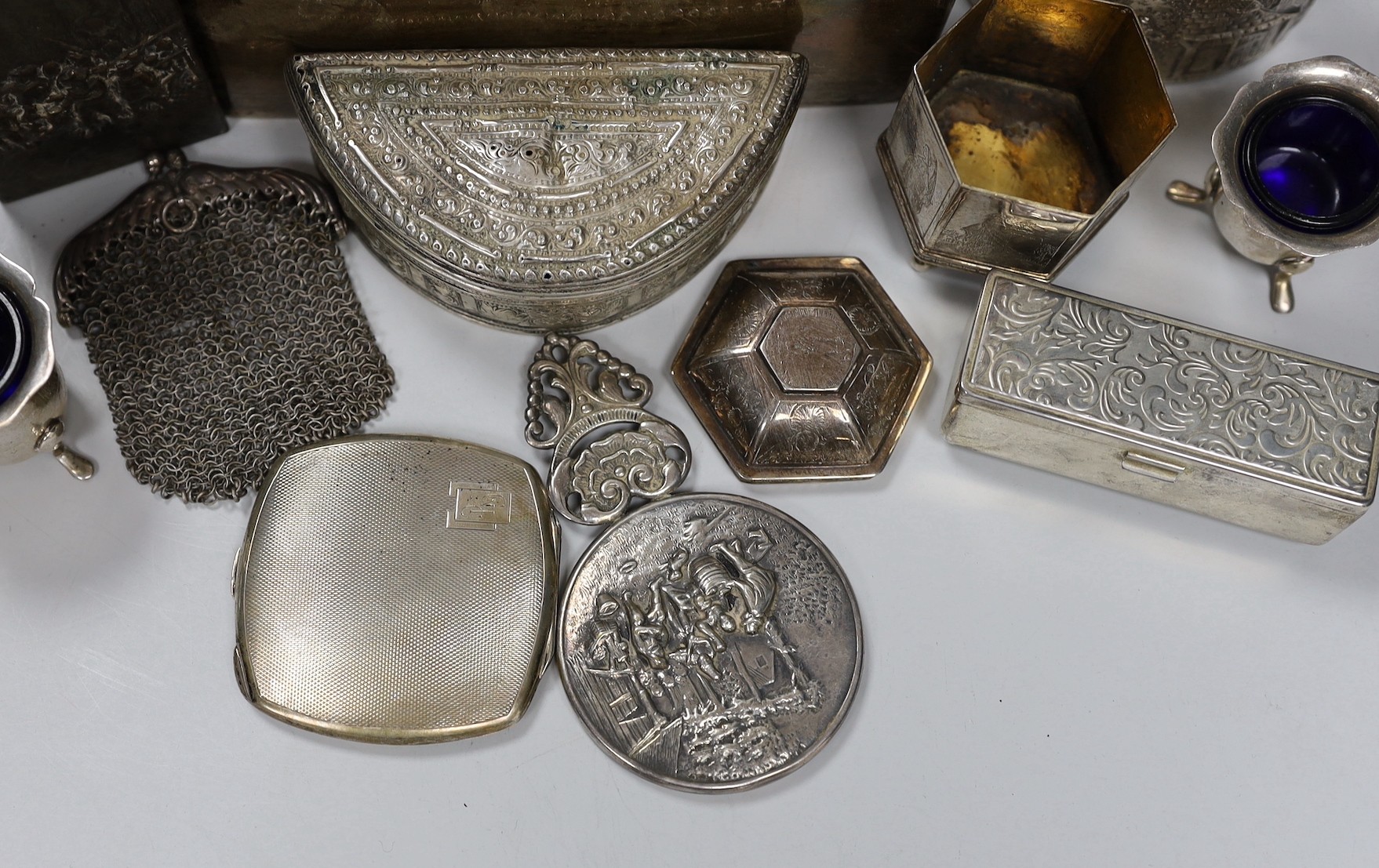 A George V silver mounted cigarette box, 16.9cm and a group of assorted white metal items.